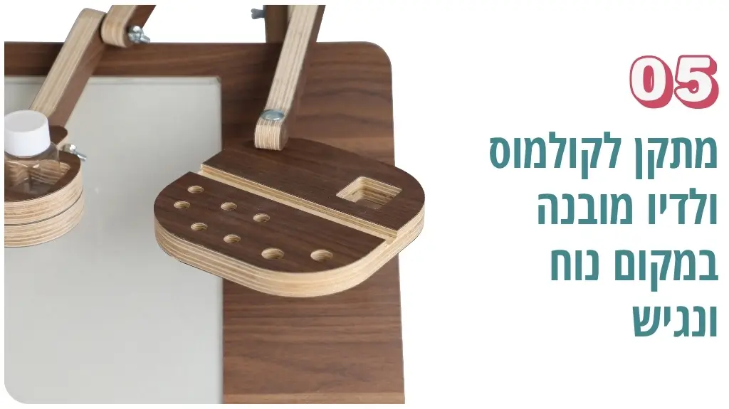 מעמד עץ לקולמוסים ובקבוק דיו מובנה בשולחן