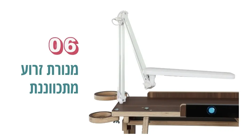 מנורת זרוע לבנה מחוברת לשולחן
