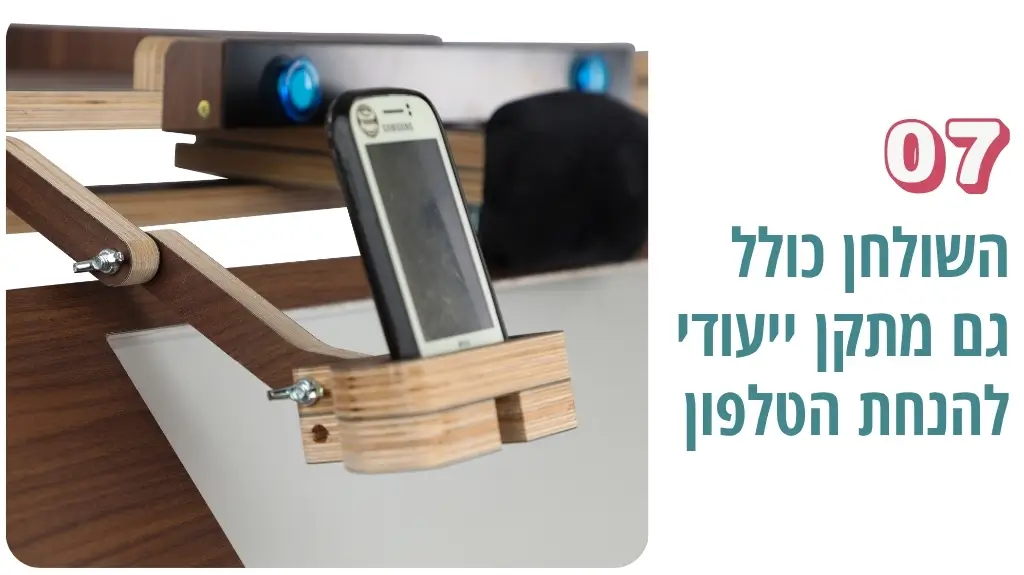 תושבת מעץ לטלפון סלולרי בשולחן כתיבה