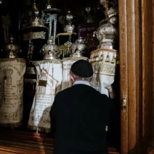 תמונה של היכל פתוח עם ספרי תורה