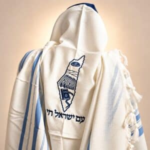 טלית עם ישראל חי בגווני לבן ותכלת עם עטרה כחולה